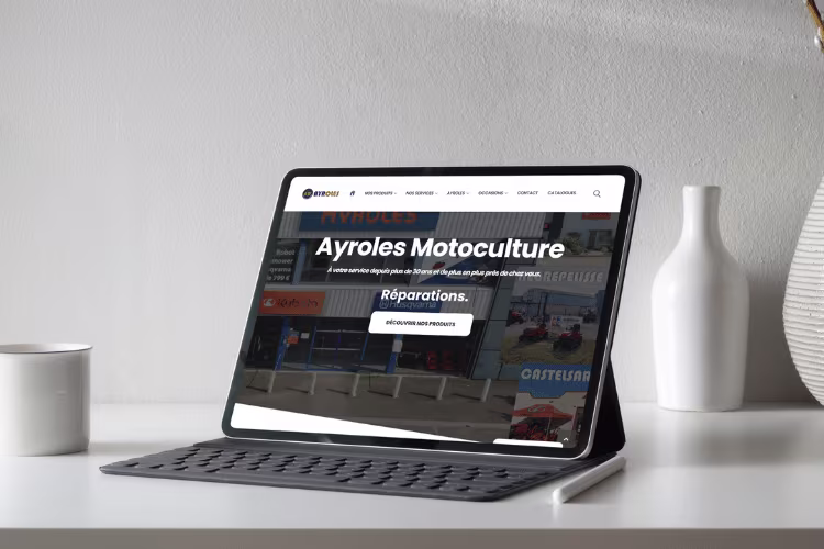 Page d’accueil du site d'Ayroles Motoculture sur une tablette en format PC